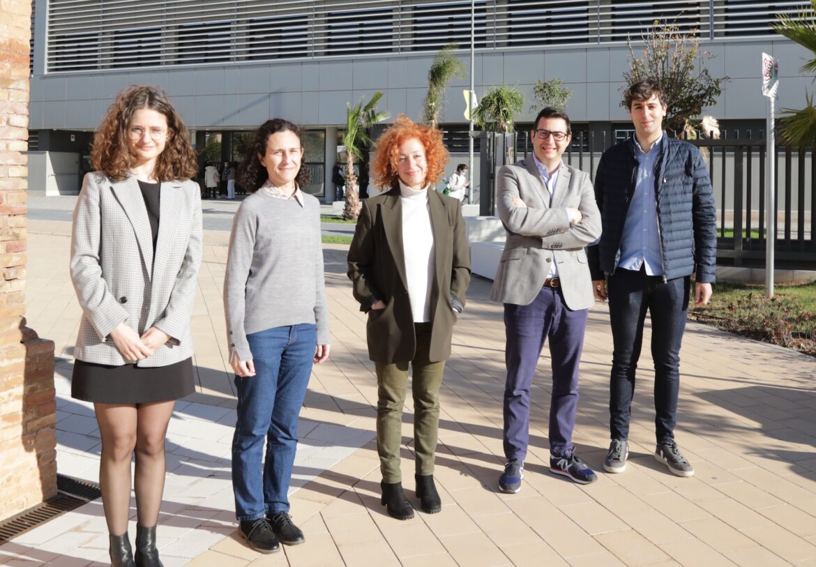 Los investigadores coautores de la escala CALS de la Cátedra DeCo-MICOF-CEU, Gemma García Lluch, Consuelo Cháfer, Lucrecia Moreno, Juan Pardo y Hernán Ramos, en la CEU UCH.